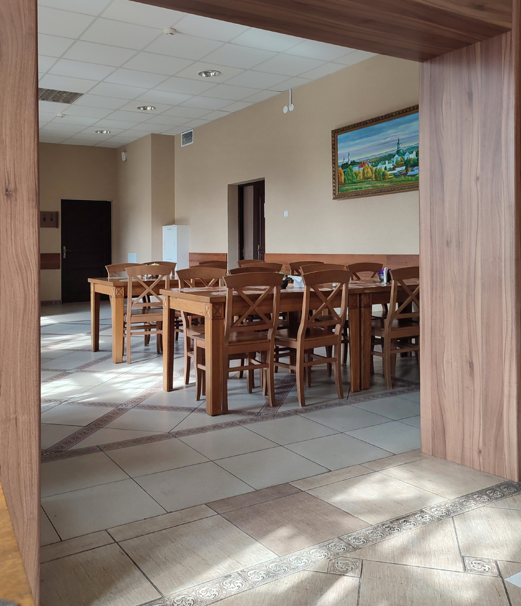 При входе довольно большой обеденный зал