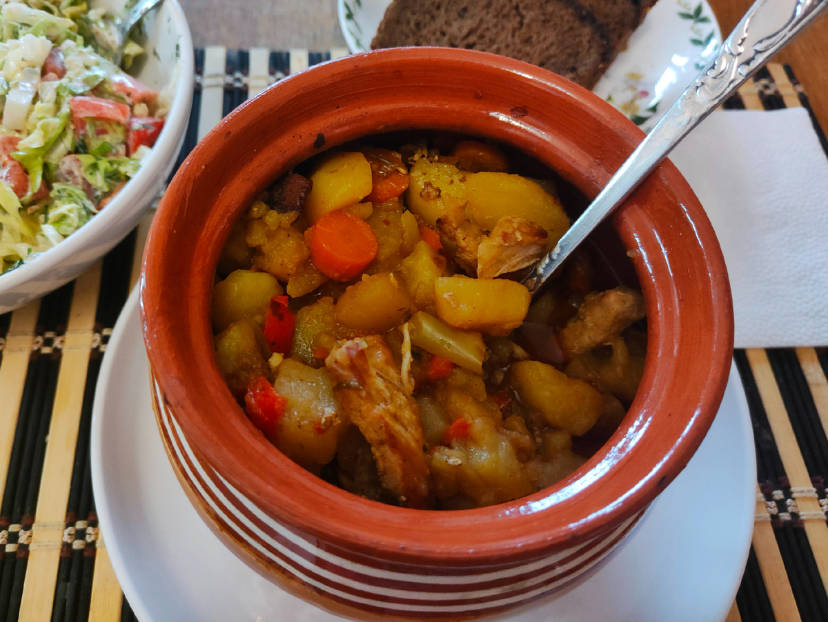 Жаркое в горшочках (свинина с картошкой); салат: айсберг, помидоры, укроп, чеснок, сметана. 