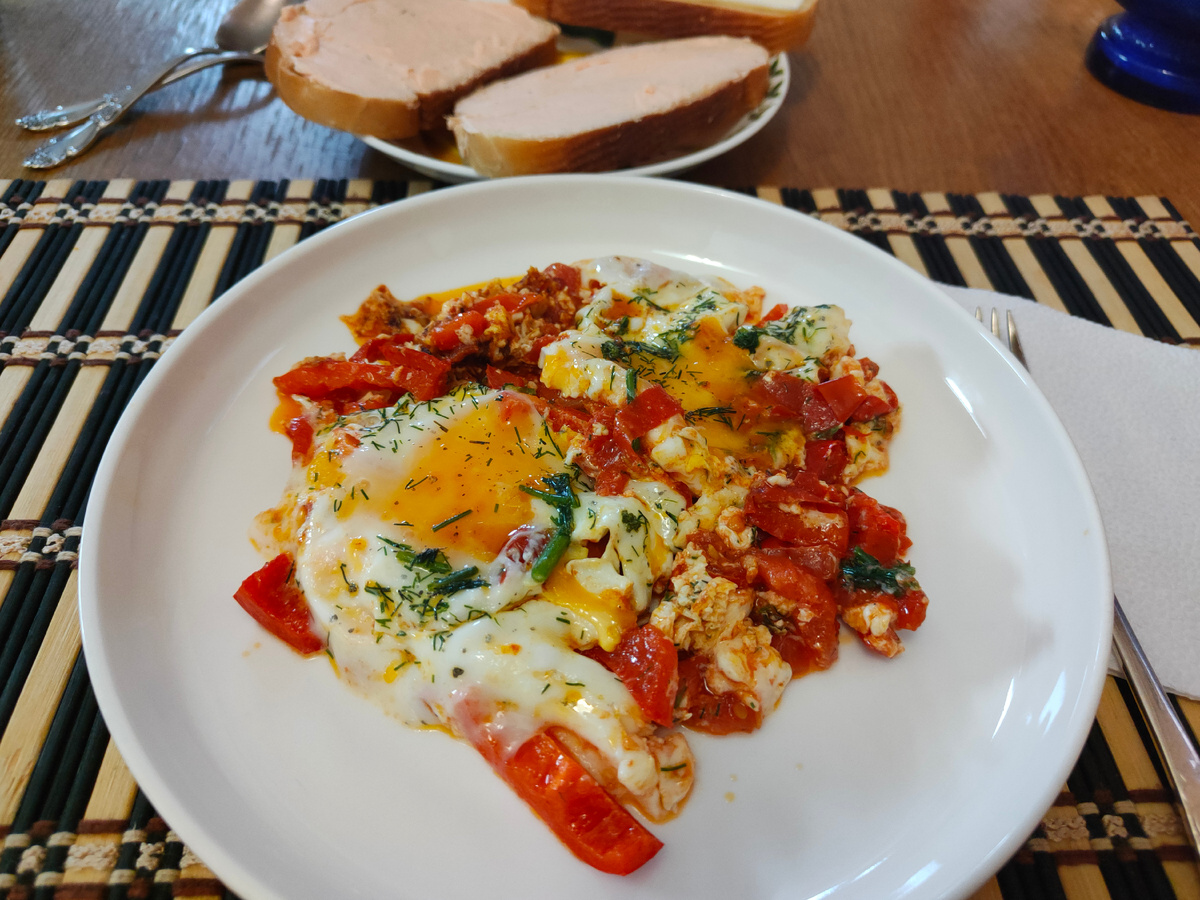 Яичница с овощами; бутерброды с кремом-фиш (со слабосолёным лососем) и кофе из френч-пресса; 