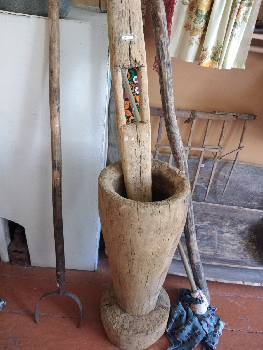 Фото ступы из музея старины, который находится в нашей школе. 