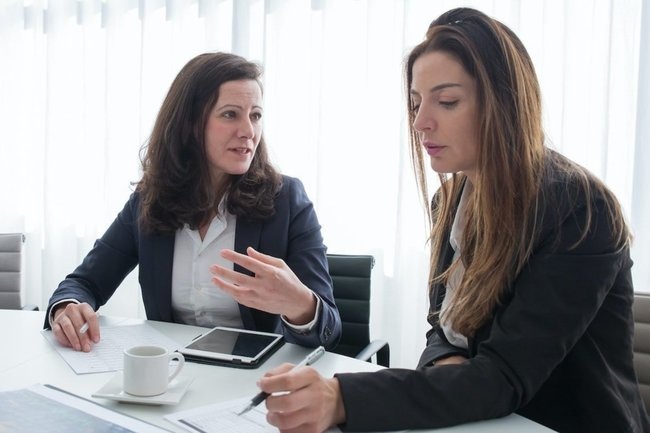    общение разговор девушки женщины девушка женщины работа офис компьютер