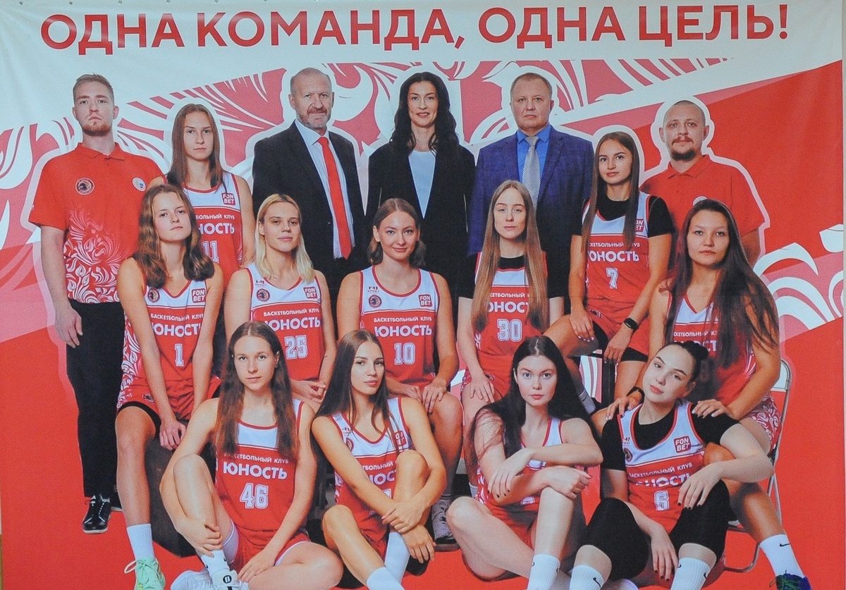 Этот новый плакат теперь украшает спортзал пензенской «Юности»