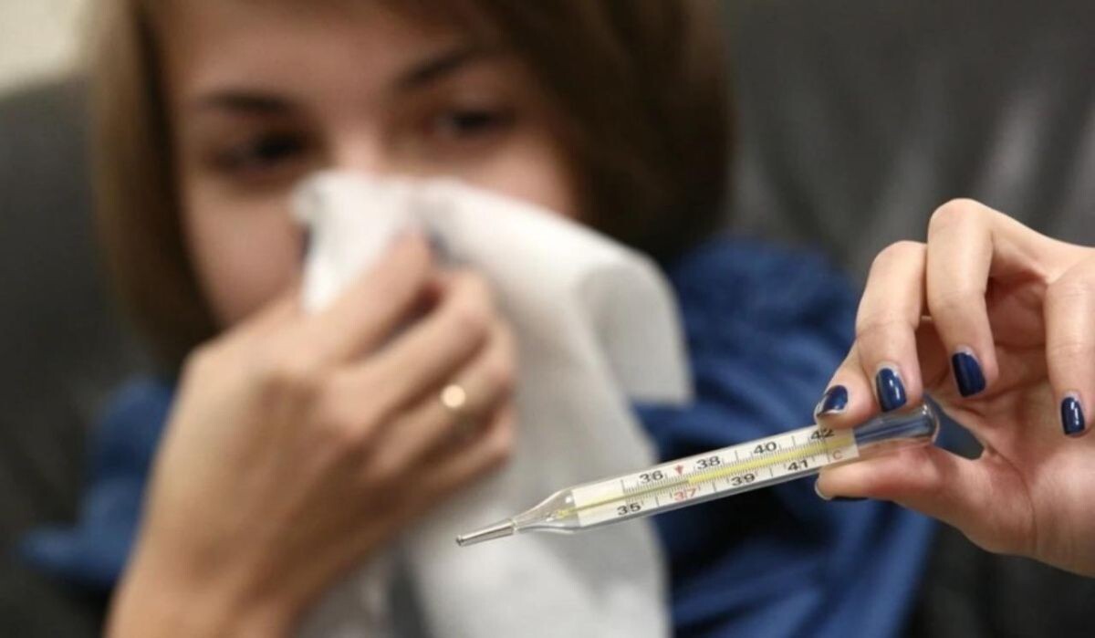     Девушка с градусником. Источник: kp.ru Автор фото: Виктор Гилицкий