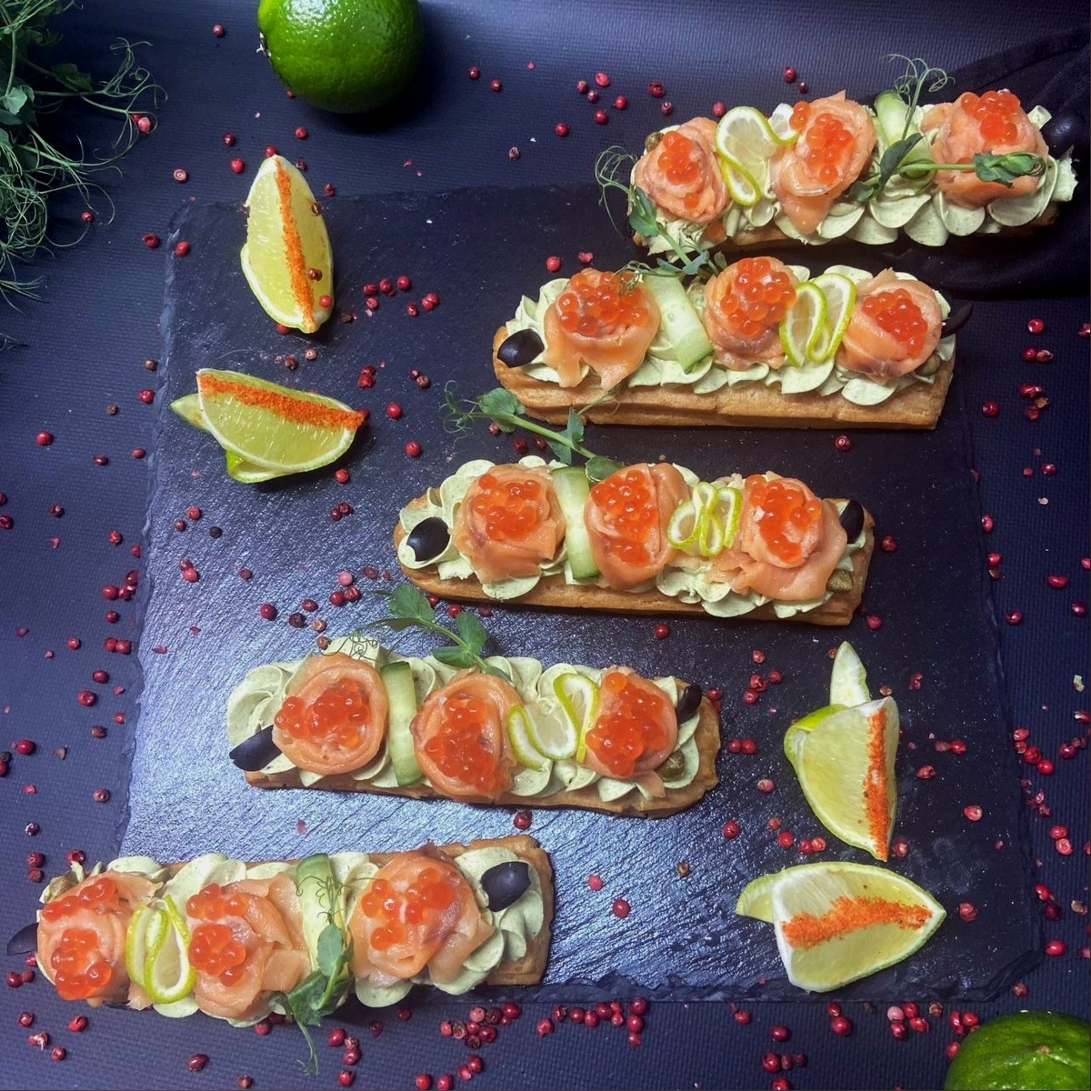 Эклеры с лососем и красной икрой невероятно вкусные и, разумеется, одни из самых дорогостоящих в нашем ассортименте. Поэтому их количество в ассорти наборах всегда ограничено.