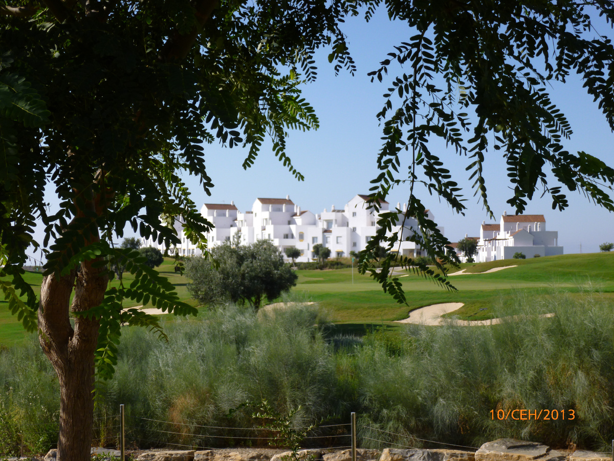 Урбанизация. Урбанизация в Испании - это закрытый жилой комплекс.



