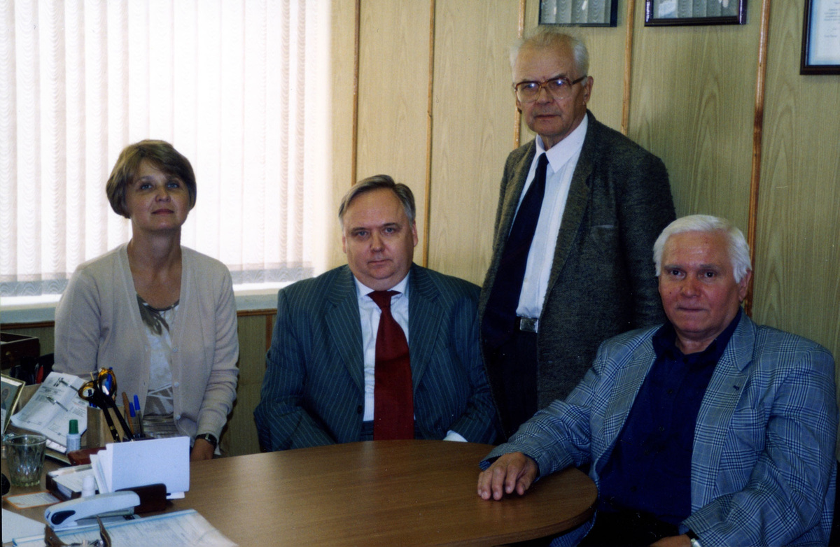 Декан В.А. Любартович (в центре) со своими заместителями, доцентами: Е.Л. Гордеевой, В.А. Бондарем и А.Ф. Кириком. Фото 2004 года.