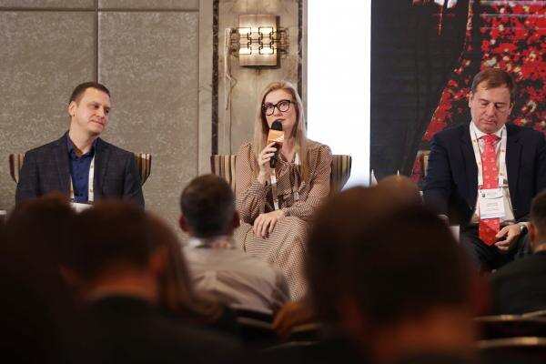 На фо­то в цен­тре: за­мес­ти­тель пред­се­дате­ля ИЦК "АПК" Оль­га Че­буни­на