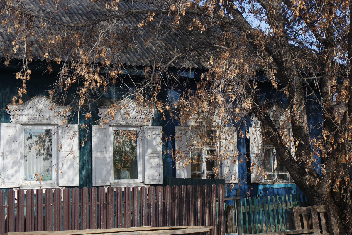 это дома 43 и 43А по улице Цимлянской... впереди и поперёк - дома по 30-ой Дивизии; но я завернула влево и... оказалась в забавном месте под названием Осетровский проезд!