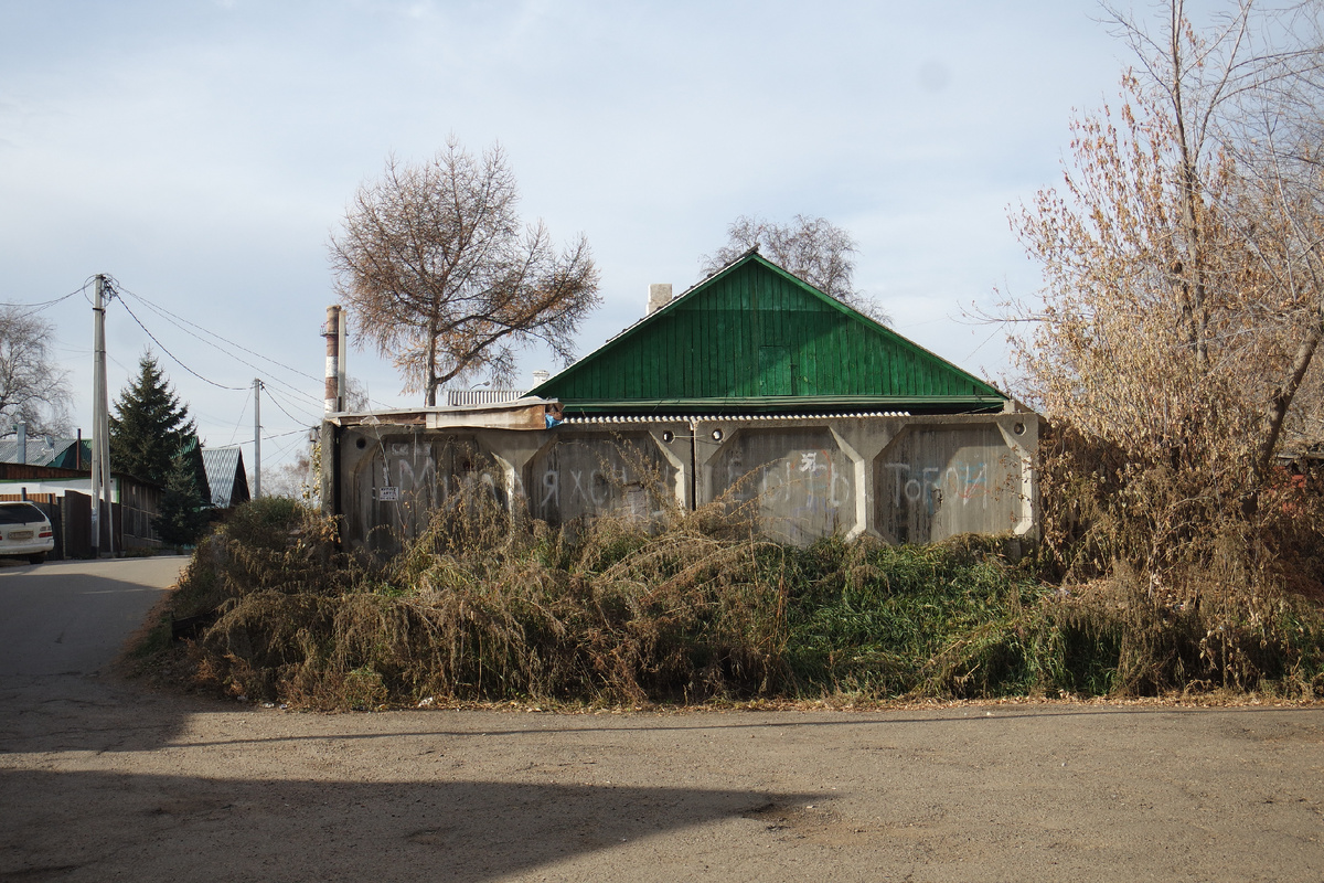 "я пытался уйти от любви, я брал острую бритву и правил себя". - запел в памяти Бутусов