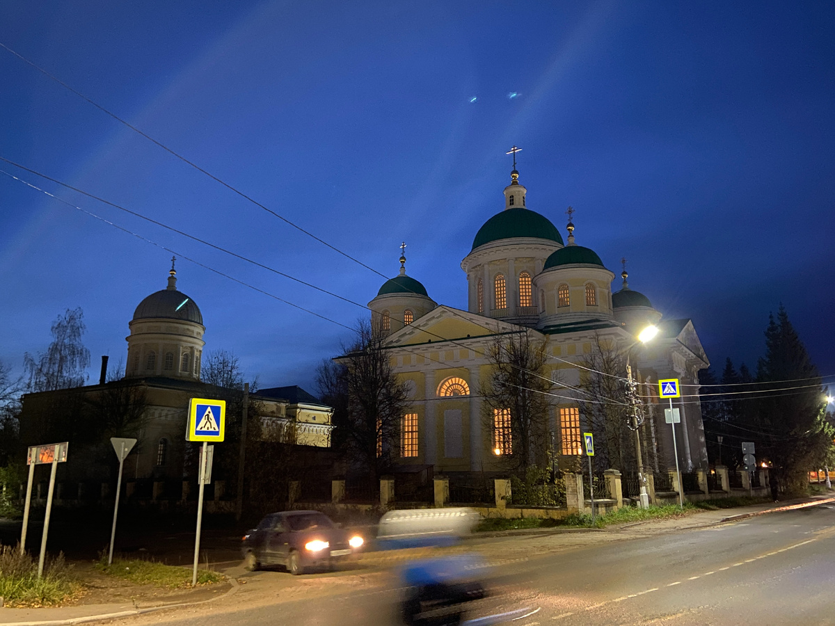 Преображенский собор и Входоиерусалимская церковь.