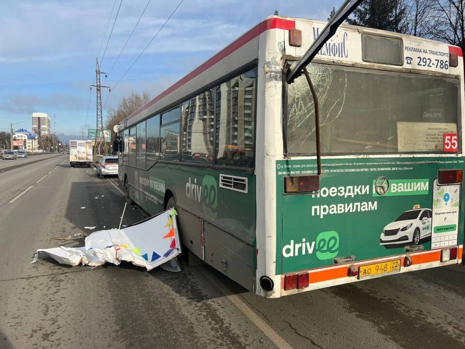    ДТП с автобусом в Барнауле. Источник: "В курсе 22"