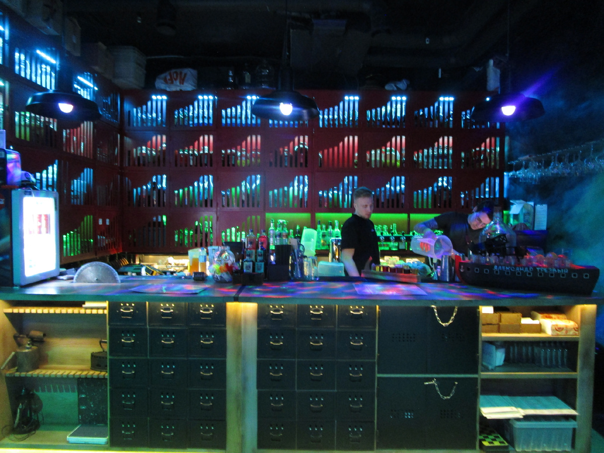 Бармены готовят что то.