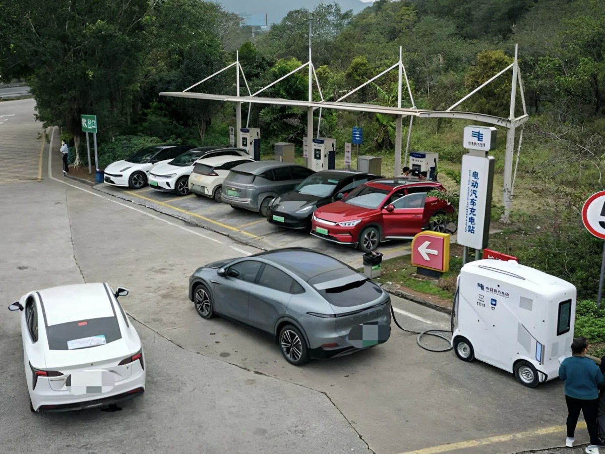    В Китае придумали беспилотный пауэрбанк для электрокаров