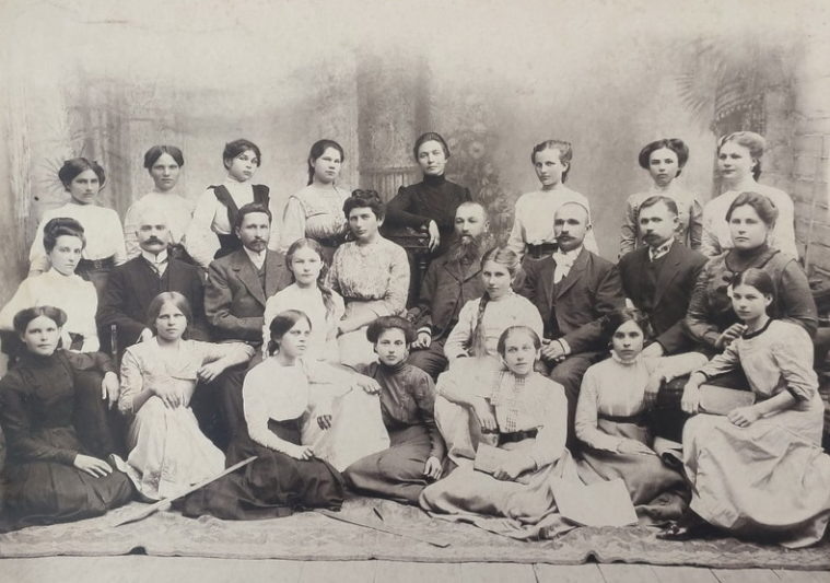    Фотография выпускниц Камышинской женской гимназии и преподавателей. 1915 год (фото Госкаталог)