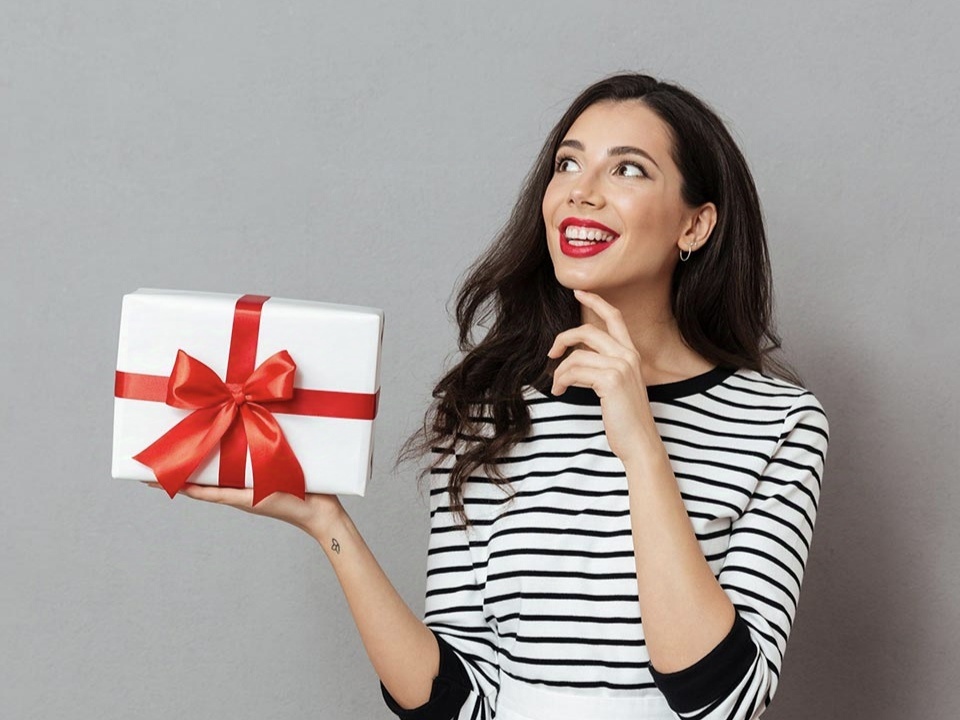 Топ-8 необычных идей для подарка девушке в 2024 году