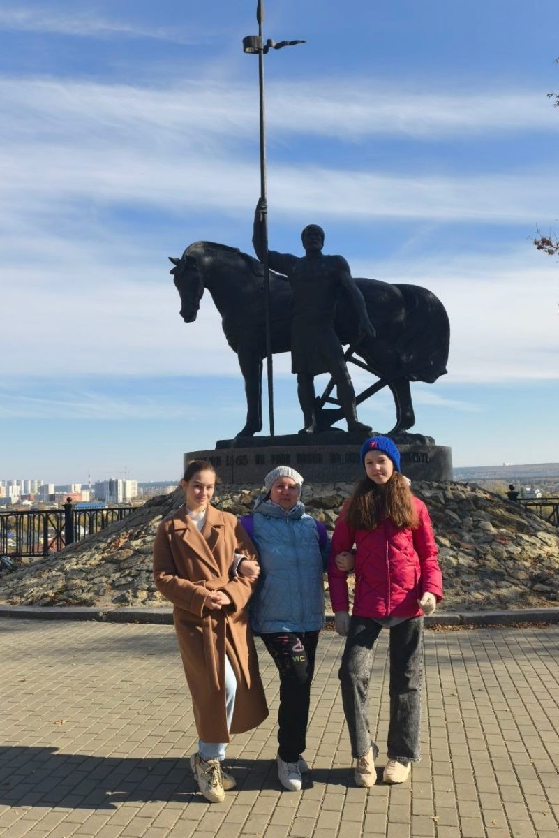    Высокий берег реки Суры, смотровая площадка и гордый памятник первопоселенцу