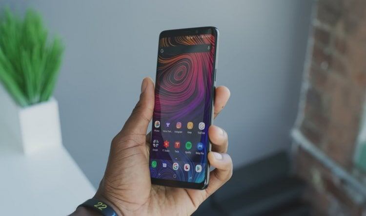    Даже если кнопки телефона не работают, им можно продолжать пользоваться. Фото: Marques Brownlee