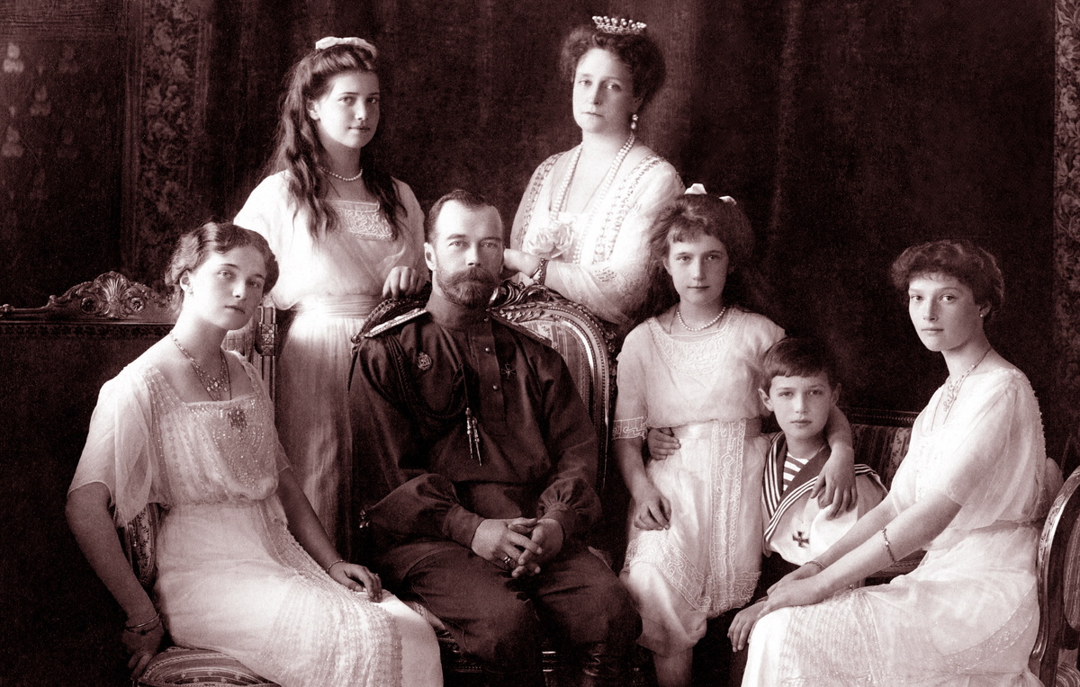    Император Николай II с семьей, 1913 год  Universal History Archive/Universal Images Group via Getty Images