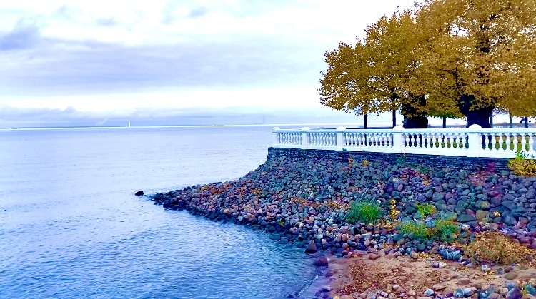 Нижний парк. Берег Финского залива. Фото автора.