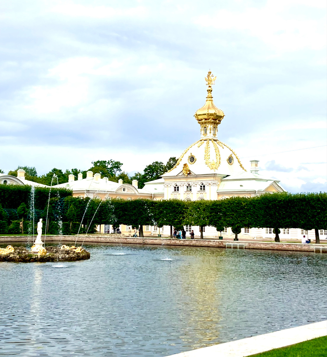 Гербовый корпус со стороны Верхнего парка. Фото автора.