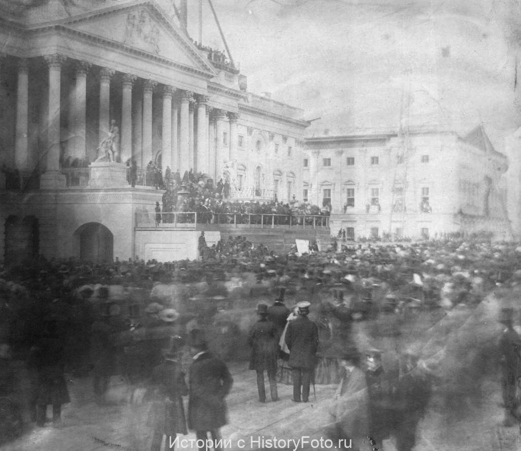 Инаугурация Джеймса Бьюкенена, 1857 год. Первая известная фотография президентских инаугураций в США. Джеймс Бьюкенен — американский политик, 15-й президент США от партии демократов в 1857—1861 годах, последний перед расколом Севера и Юга и Гражданской войной в США. Традиционно считается худшим из президентов США за всю историю. Так как не смог удержать страну от разрыва между Севером и Югом. А пассивно наблюдал, как из Союза вышла Южная Каролина, которая впоследствии вместе с шестью другими штатами образовала Конфедеративные Штаты.
Бьюкенен был и остаётся единственным президентом США, никогда не состоявшим в браке. Во время его президентства обязанности Первой леди исполняла его племянница Харриет Лэйн. До назначения на должность президента у Бьюкенена была близкая дружба с Уильямом Руфусом Кингом, сенатором от Алабамы. Они жили вместе в частном доме и посещали светские мероприятия, что становилось поводом для спекуляций о сексуальной ориентации мужчин. Историки разделяются во мнении, был ли Бьюкенен гомосексуалом или нет.
