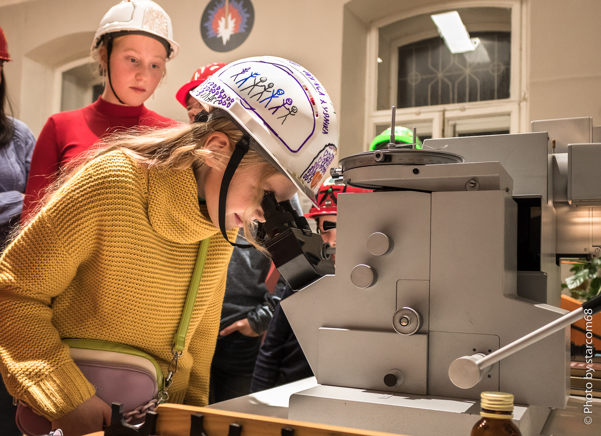 С металлографическим микроскопом МИМ-10