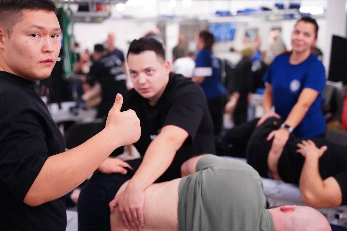 Ассистирование немецкому преподавателю, профессору Матиасу Буркерту на семинаре "Ортопедическая мануальная терапия Кальтенборн-Эвьента III: пояснично-крестцовый отдел."