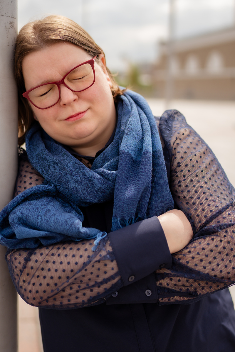 Всем привет! Меня зовут Елена Сокол и я логопед-практик я помогаю обычным мамам из нашей с вами жизни заниматься со своими детьми самостоятельно. Я адепт и практик семейного образования.