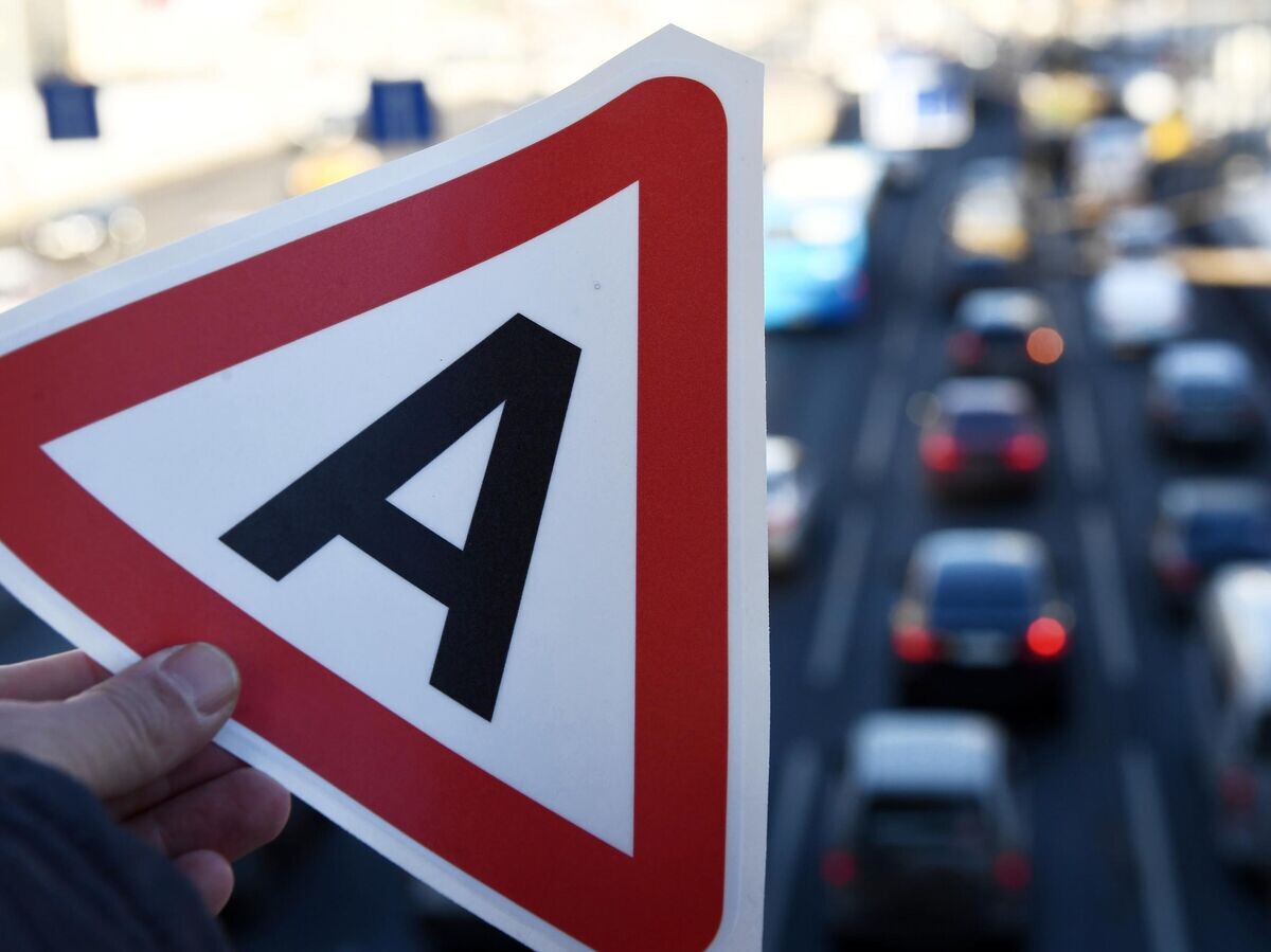    Специальный знак - литера "А", обозначающий автономное вождение© РИА Новости / Илья Питалев