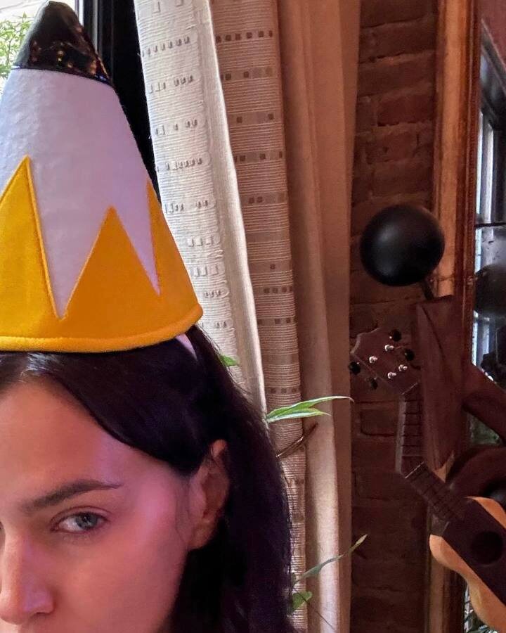 Ирина Шейк в образе карандаша на Хэллоуин 2024 года