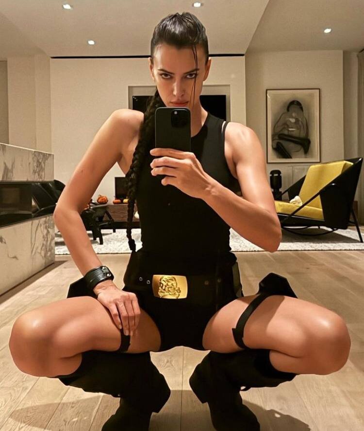 Ирина Шейк в образе Лары Крофт