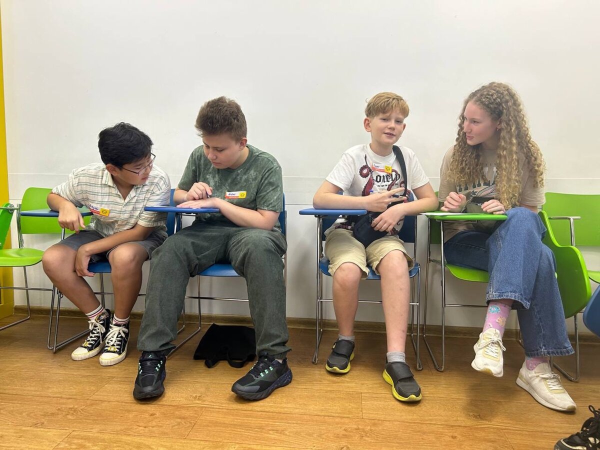 За пять лет Артём дошел до такого уровня, что может отлично говорить на английском даже на сложные темы