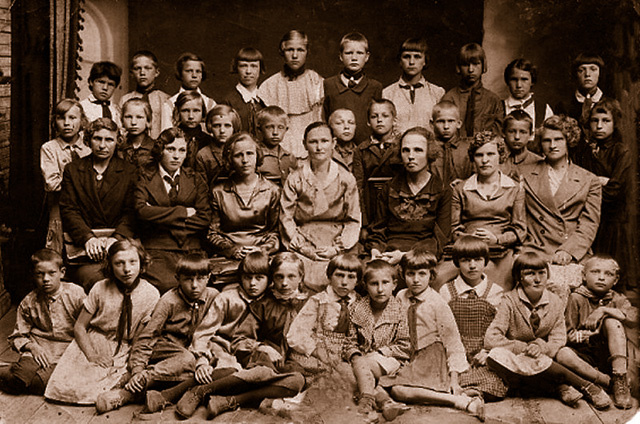 Мария Владимировна Пронина (в центре) со своими учениками. Середина 30-х годов