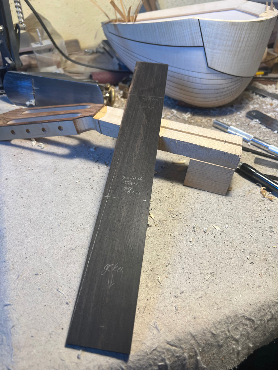 А на фото один из сдожнейших инструментов. Мандолина.