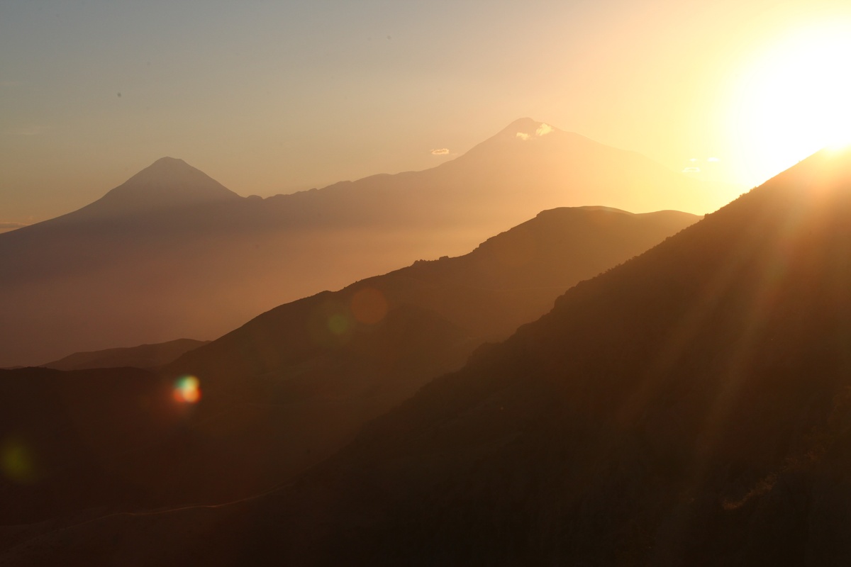 Наблюдая такие закаты, поневоле начнёшь верить в самые фантастические легенды