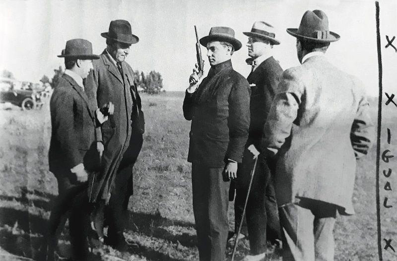 Пистолетная дуэль между молодым Луисом Батле Берресом и Раулем Жюдом, около 1922 года.