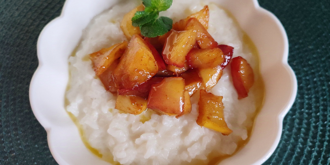 Нежная рисовая каша с яблоками обжаренными в сливочном масле с корицей.