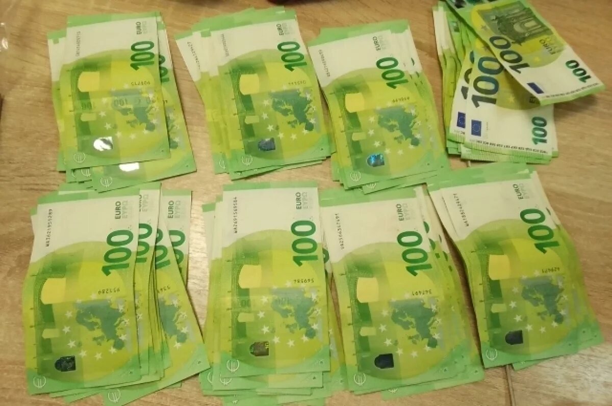    Псковские таможенники не дали незаконно вывезти из России валюту