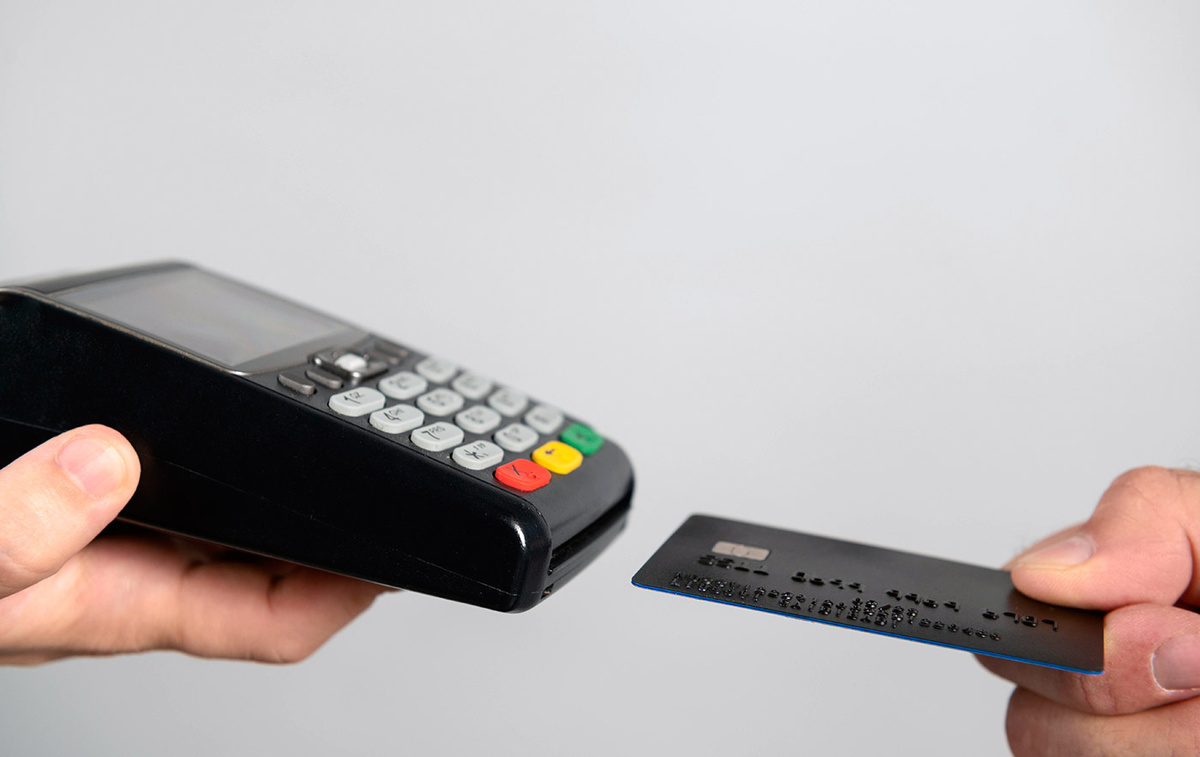 Я сам являюсь клиентом 6-ти банков и пользуюсь их услугами бесплатно. Image by freepik