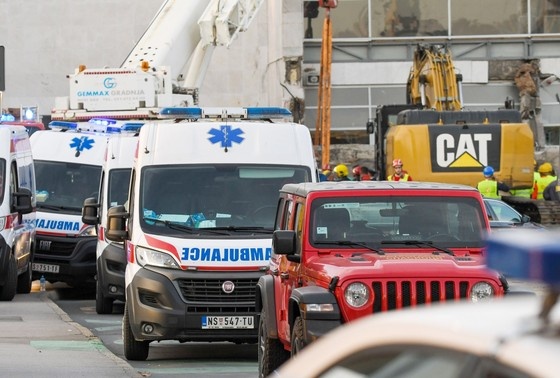    Сотрудники аварийно-спасательной службы работают на месте обрушения бетонной крыши платформы железнодорожной станции в Нови-Саде, Сербия