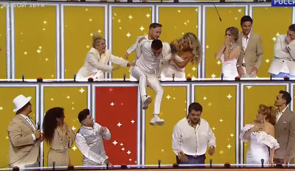 Фото автора статьи с экрана телевизора