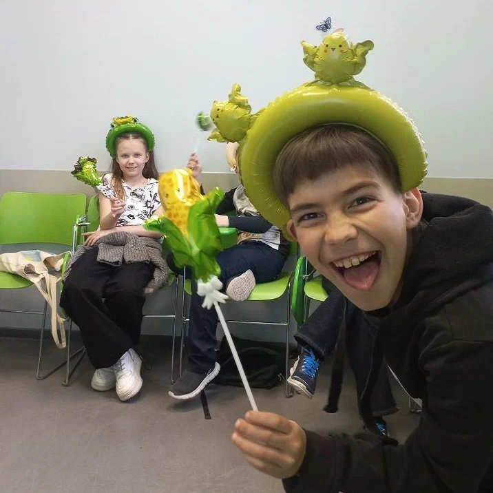 Творческие задания на каждом уроке сочетаются с обширной практикой общения и аудированием — так ребята учатся бегло формулировать мысли и понимать устную речь