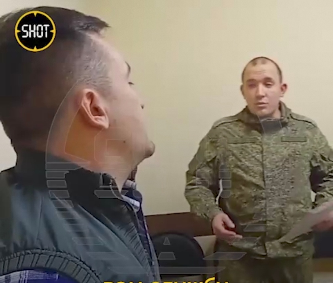 Новому "гражданину" также предложили заключить контракт а Вооруженными силами РФ, но он чуть не наложил в штаны от страха от этого предложения. (Материал телеграм канала "Shot")