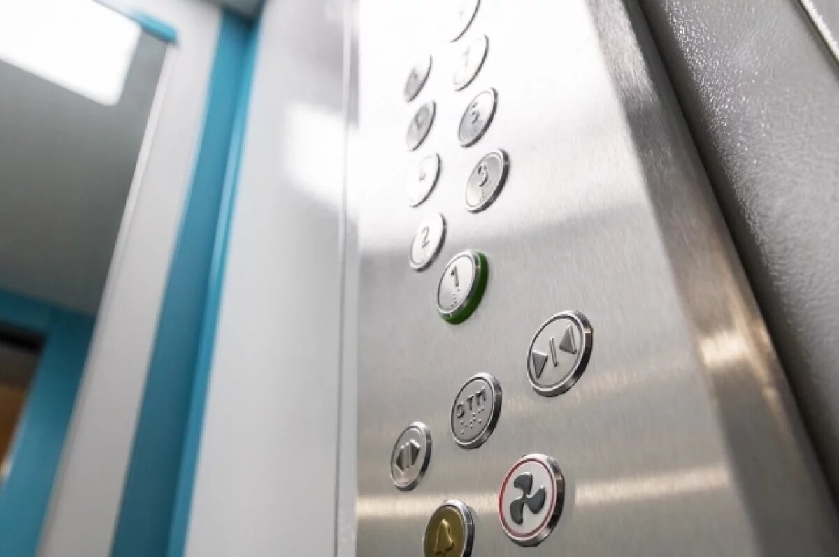    Лифт Ленинградской областной больницы зажал лифтёра и утащил его наверх