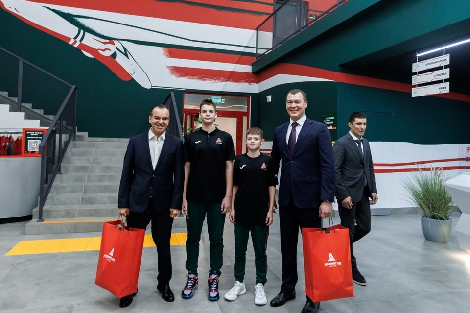    После экскурсии дети подарили почетным гостям подарки