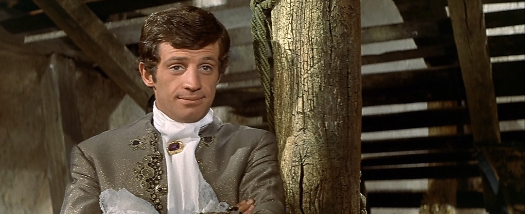 Бельмондо примеряет камзол и треуголку. "Картуш" (1962).