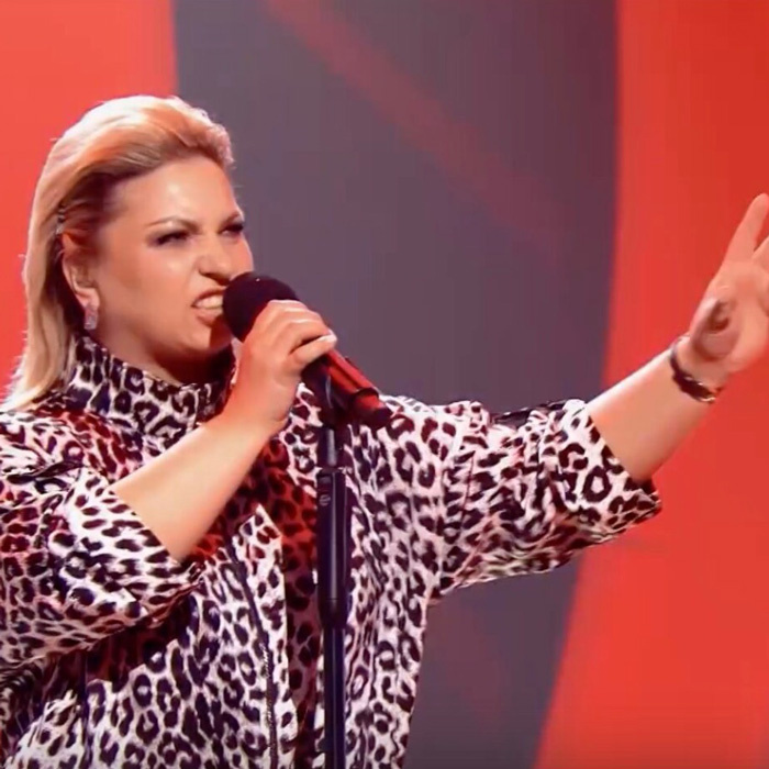 Жительница Иркутской области вышла на сцену женского музыкального шоу «Царица» на телеканале «Пятница!». Премьерный выпуск нового проекта вышел 1 ноября и стал отборочным туром. За право участвовать в проекте боролась 21 участница.