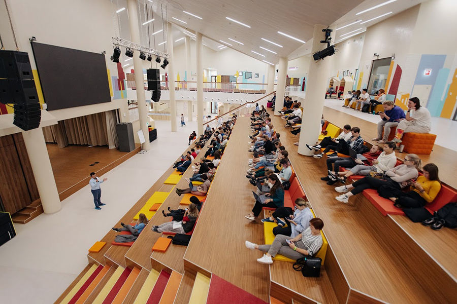 Ведь если гипотетический очный урок будет выглядеть так - чем это принципиально отличается от телеобучения?