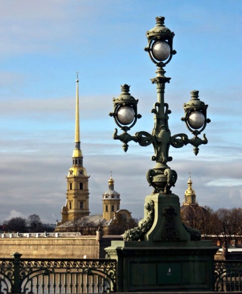Фонари на Троицком мосту в Санкт-Петербурге.