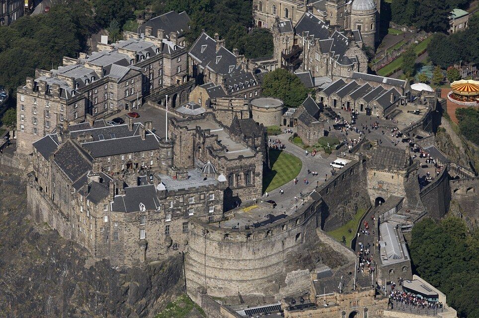 Эдинбургский замок. Источник: https://ru.pinterest.com/pin/och-aye-the-view-spectacular-aerial-pictures-show-scotland-in-all-its-glory--496451558894759735/